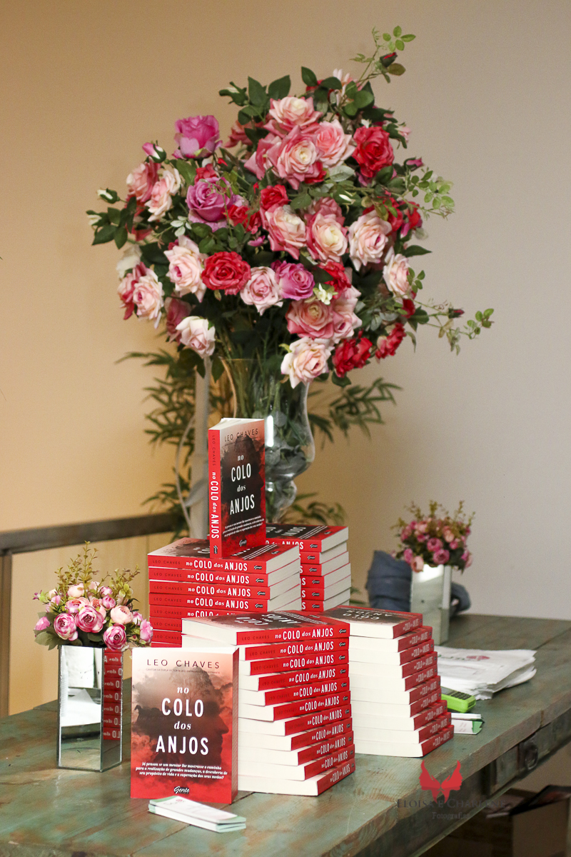 Léo  Chaves assinatura do seu livro, Sindilojas Gravataí, fãs, admiração, palestra, musica, historia de vida, livros com rosas 