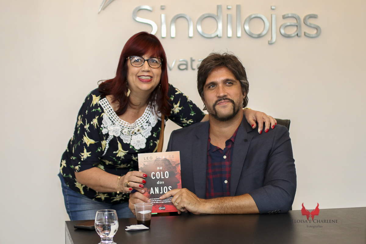 Léo  Chaves assinatura do seu livro, Sindilojas Gravataí, fãs, admiração, palestra, musica, historia de vida, filmagem