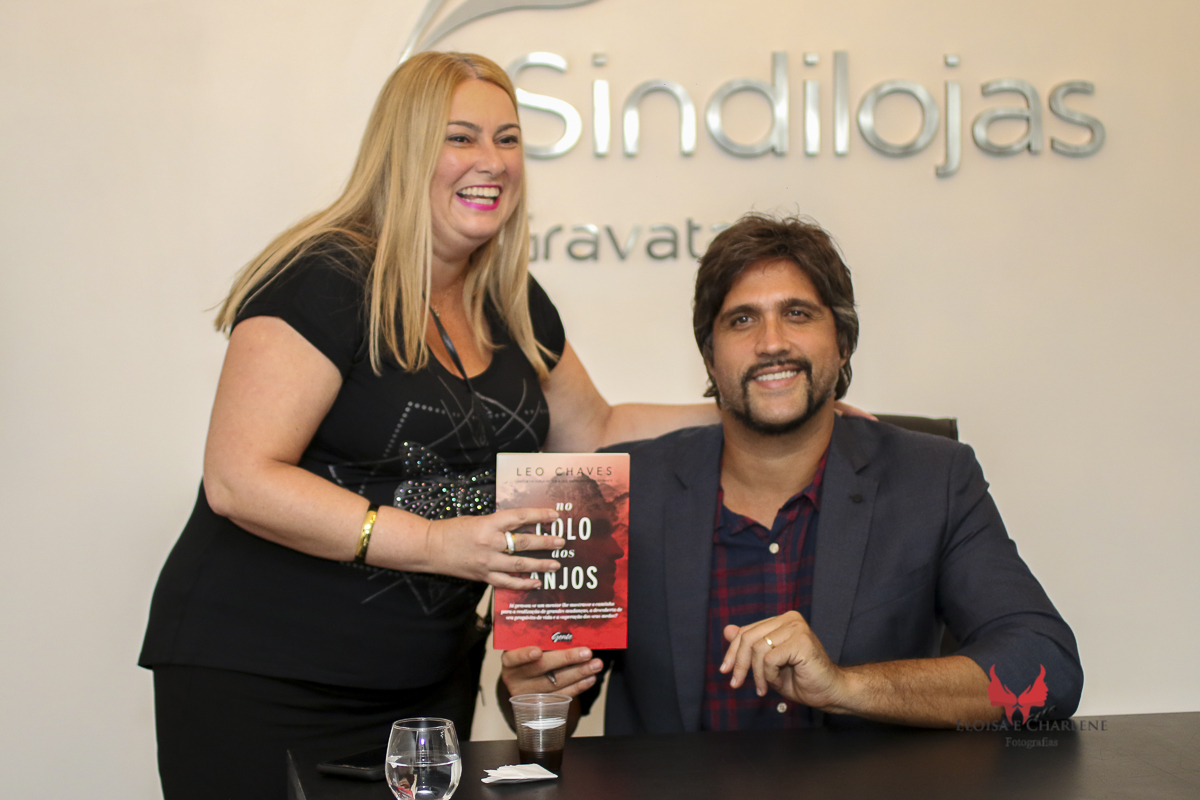 Léo  Chaves assinatura do seu livro, Sindilojas Gravataí, fãs, admiração, palestra, musica, historia de vida, alegria