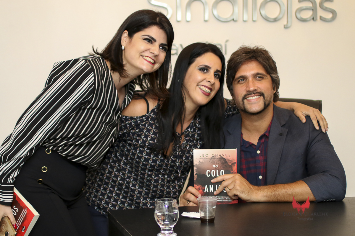 Léo  Chaves assinatura do seu livro, Sindilojas Gravataí, fãs, admiração, palestra, musica, historia de vida, abraços 