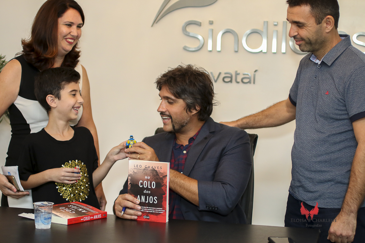 Léo assinatura do seu livro, Sindilojas Gravataí, fãs, admiração, palestra, musica, historia de vida, fã mirim