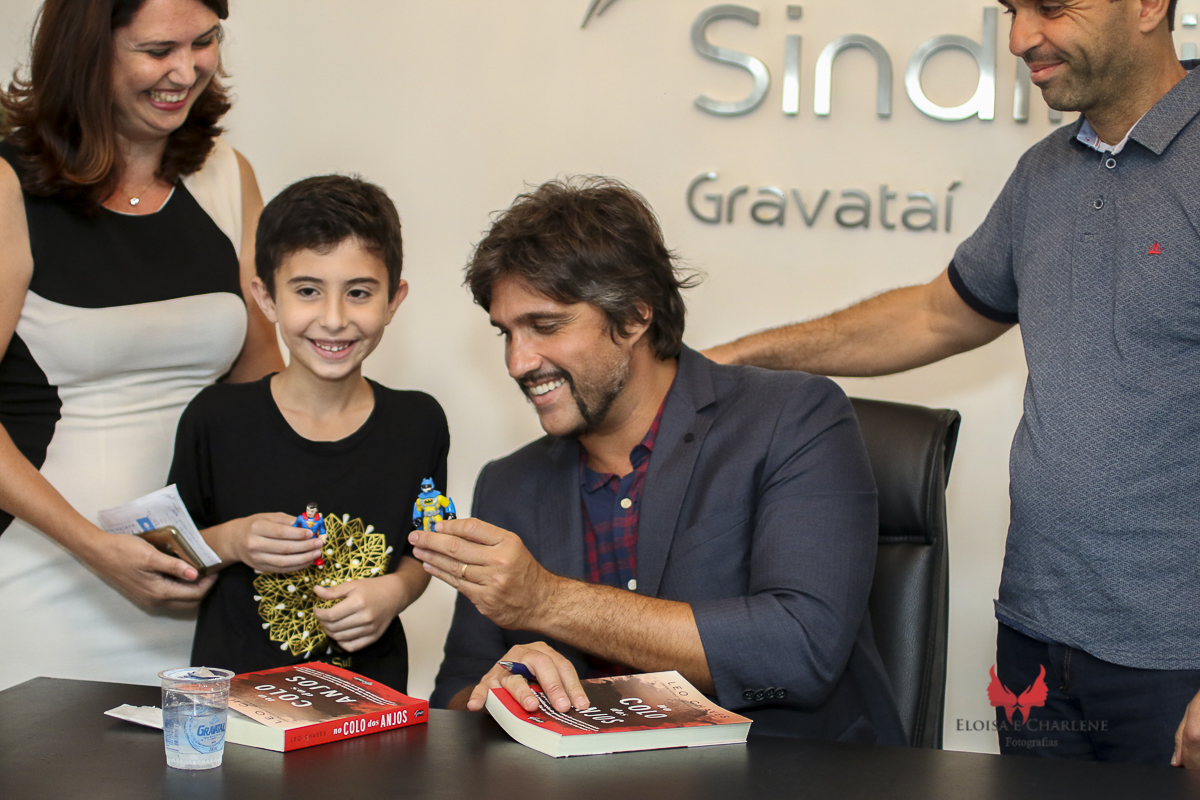 Parkolor fotografias
Gravataí, Glorinha, Santo Antônio
Léo assinatura do seu livro, Sindilojas Gravataí, fãs, admiração, palestra, musica, historia de vida, canção