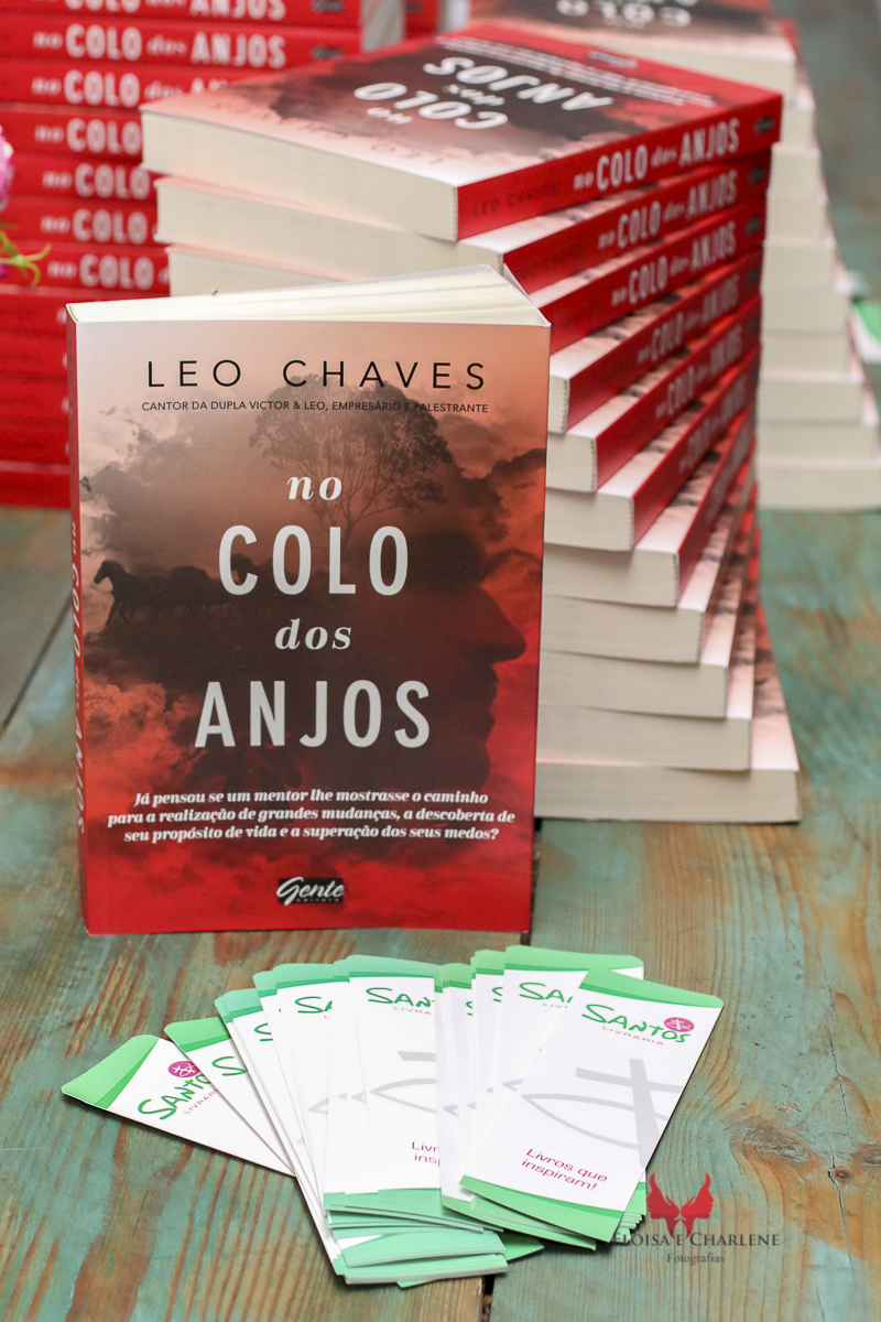 Léo  Chaves assinatura do seu livro, Sindilojas Gravataí, fãs, admiração, palestra, musica, historia de vida, livros!