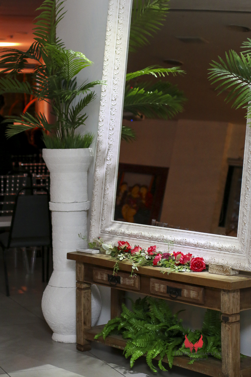 Léo  Chaves assinatura do seu livro, Sindilojas Gravataí, fãs, admiração, palestra, musica, historia de vida, decoração