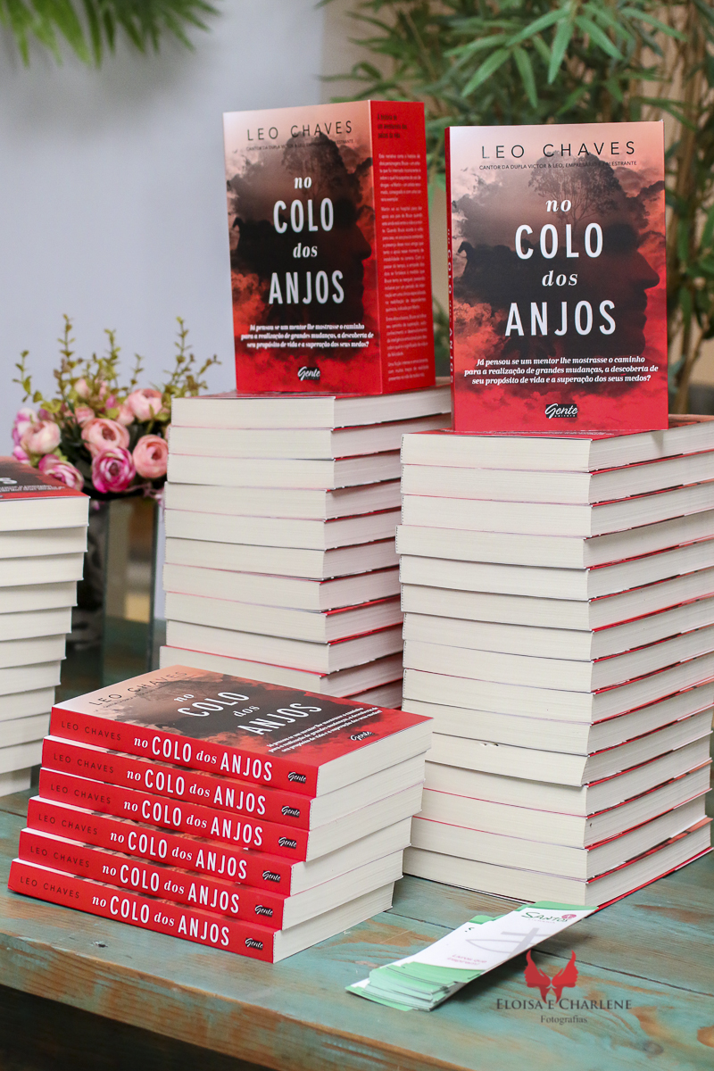 Léo  Chaves assinatura do seu livro, Sindilojas Gravataí, fãs, admiração, palestra, musica, historia de vida, vários livros