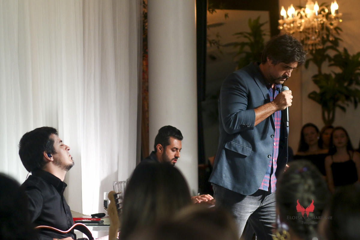 Léo assinatura do seu livro, Sindilojas Gravataí, fãs, admiração, palestra, musica, historia de vida, filmagem