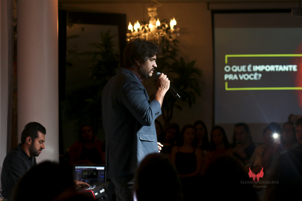 Léo assinatura do seu livro, Sindilojas Gravataí, fãs, admiração, palestra, musica, historia de vida, conversa com fã