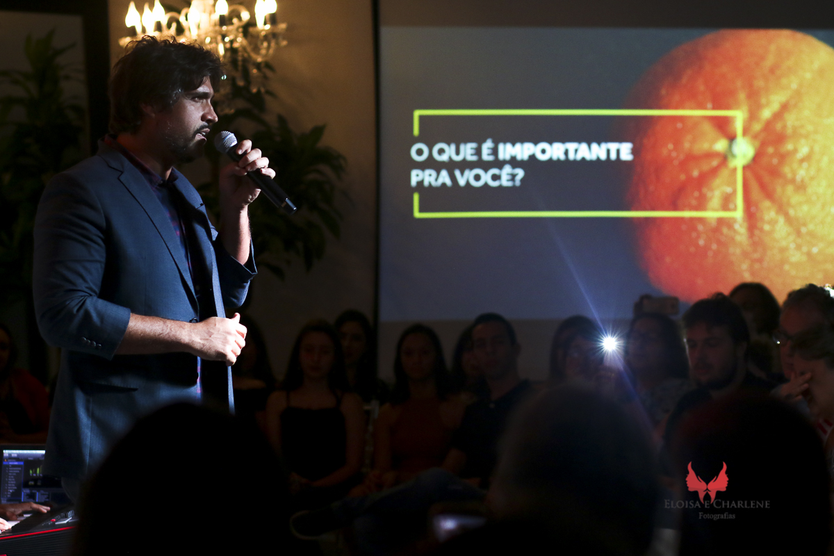 Léo assinatura do seu livro, Sindilojas Gravataí, fãs, admiração, palestra, musica, historia de vida, lustre