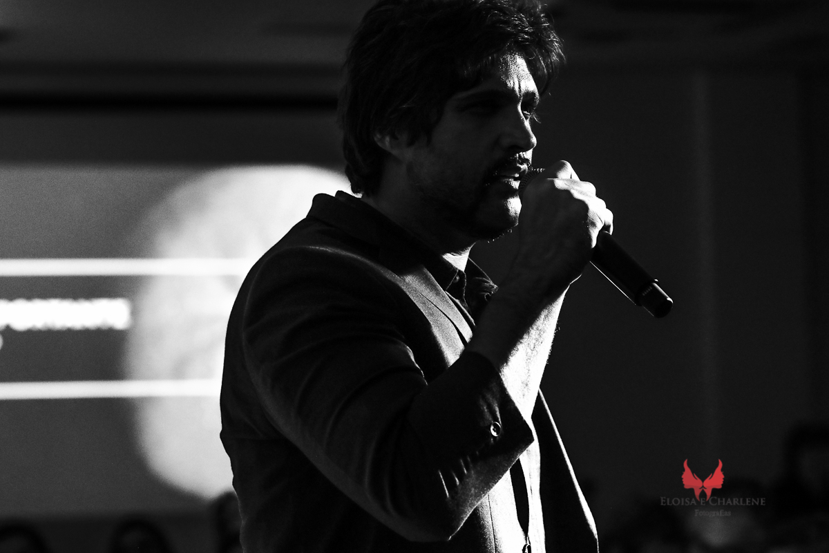 Léo assinatura do seu livro, Sindilojas Gravataí, fãs, admiração, palestra, musica, historia de vida, foto preto branco