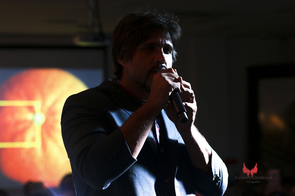 Léo assinatura do seu livro, Sindilojas Gravataí, fãs, admiração, palestra, musica, historia de vida, cantando