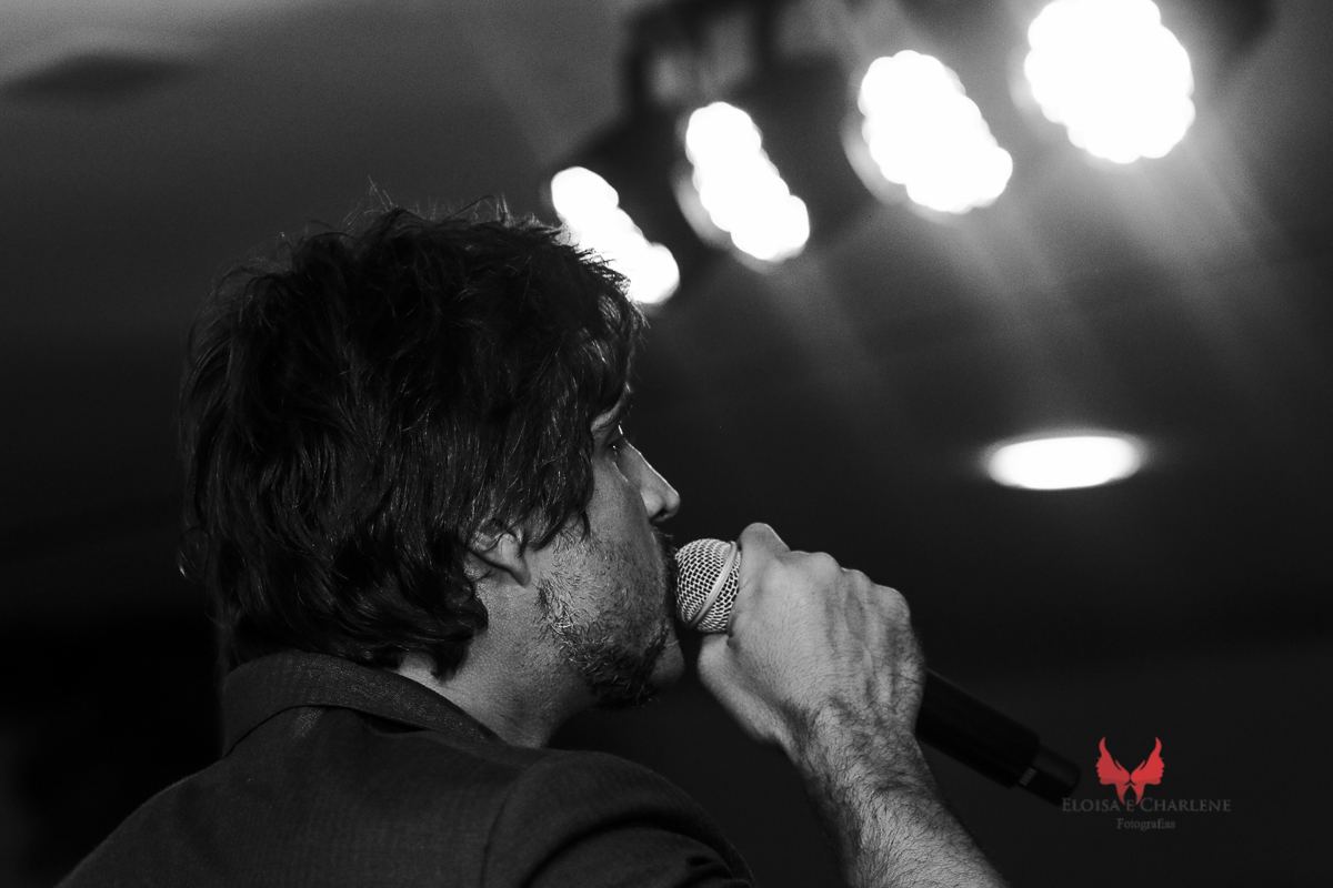 Léo  Chaves assinatura do seu livro, Sindilojas Gravataí, fãs, admiração, palestra, musica, historia de vida, musicas 