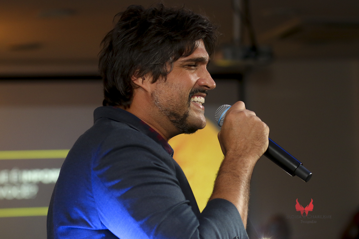 Léo  Chaves assinatura do seu livro, Sindilojas Gravataí, fãs, admiração, palestra, musica, historia de vida, sorrisos 