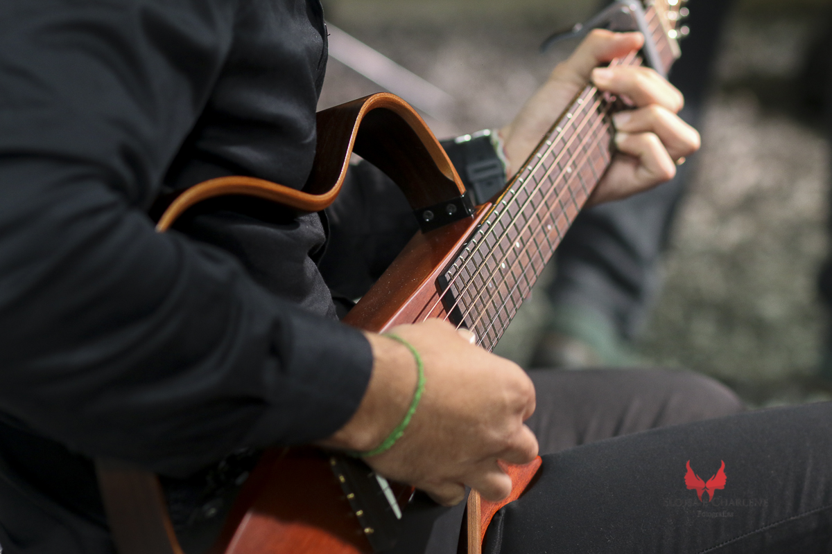 Léo  Chaves assinatura do seu livro, Sindilojas Gravataí, fãs, admiração, palestra, musica, historia de vida, violão