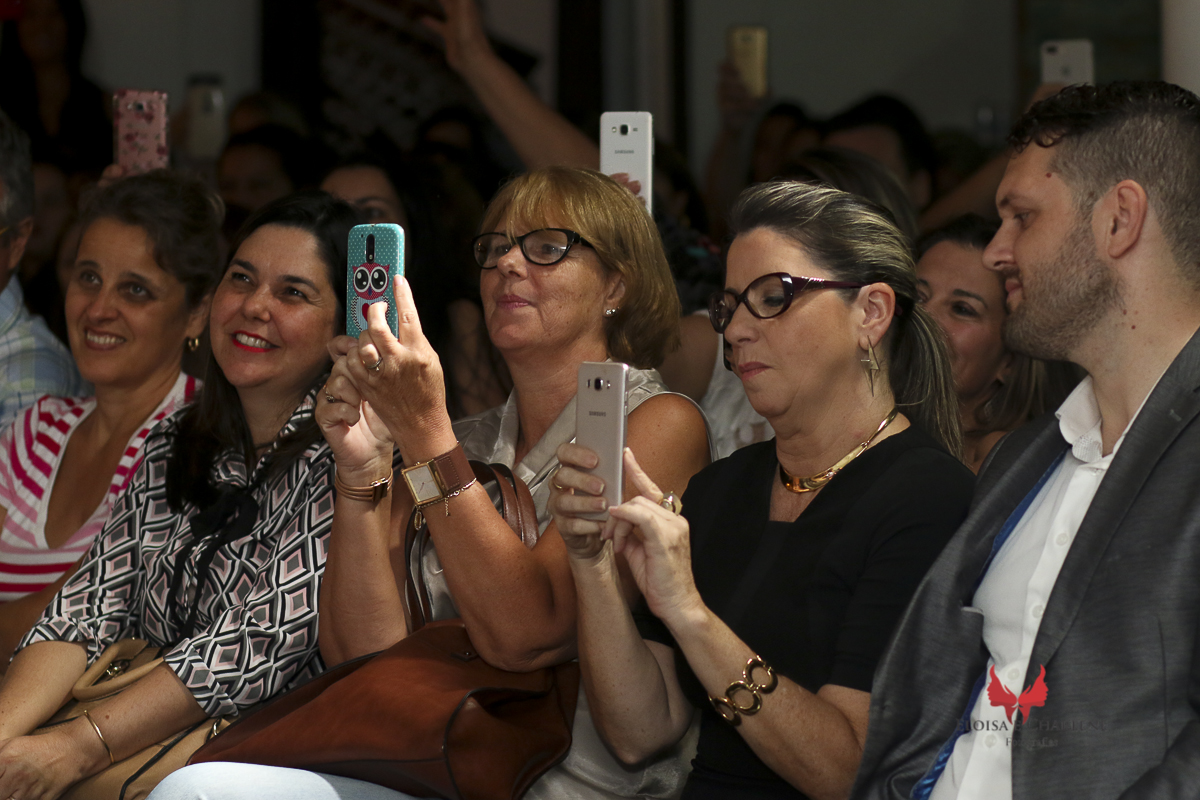 Léo  Chaves assinatura do seu livro, Sindilojas Gravataí, fãs, admiração, palestra, musica, historia de vida, guardando os momentos