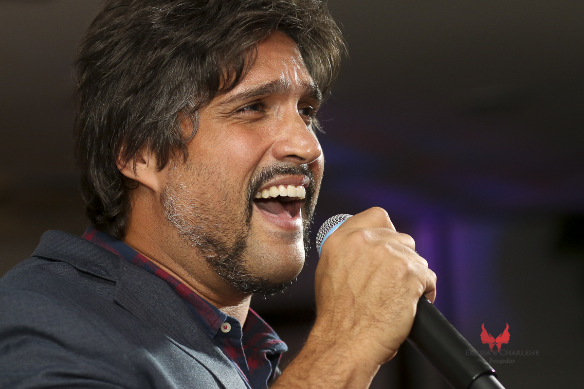 Léo  Chaves assinatura do seu livro, Sindilojas Gravataí, fãs, admiração, palestra, musica, historia de vida, cantando com fãs 