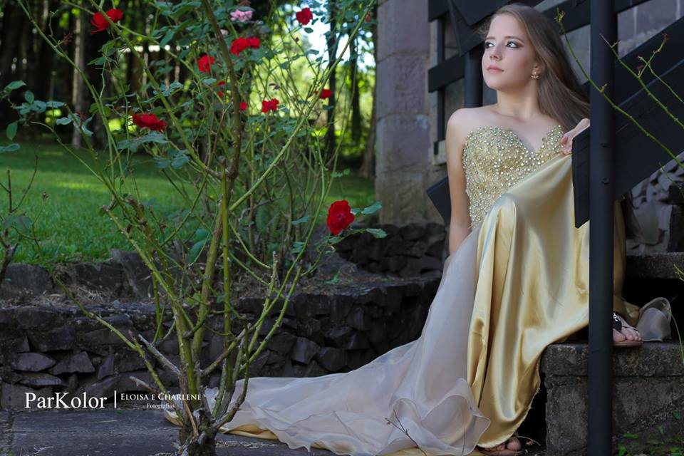 Parkolor fotografias
Gravataí, Glorinha, Santo Antônio
15 anos, ensaio externo, castelos antigos,  vestidos dourados, look, paisagem, make, filmagem, drone, foto
