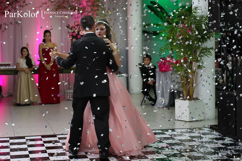 Parkolor fotografias
Gravataí, Glorinha, Santo Antônio
15 anos,festa de 15 anos, decoração,
vestido rosa rodado com renda, família, padrinhos, madrinha, homenagem, amigas, ternos, vestidos, dança,balada, filmagem, drone, foto