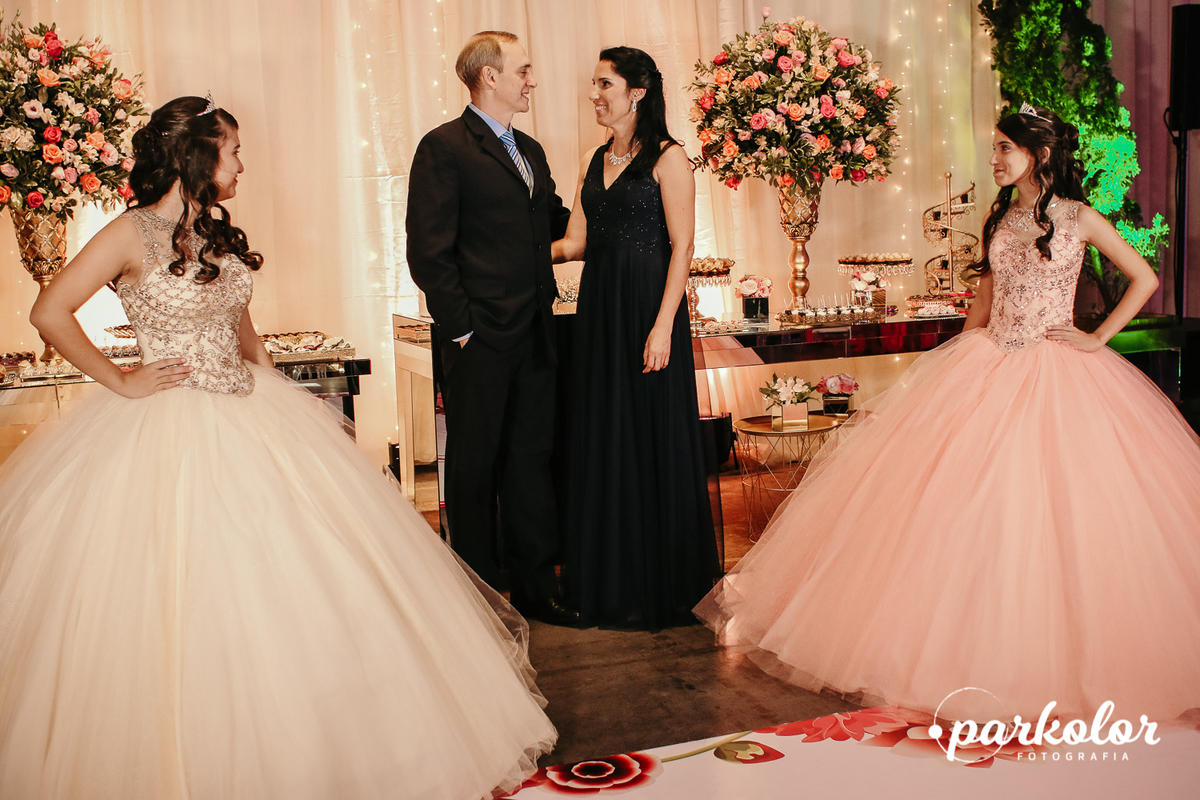 Vestido de 15 anos marfim e rosa, fotografia com a família, mãe de aniversariante de vestido longo, fotografo Parkolor
