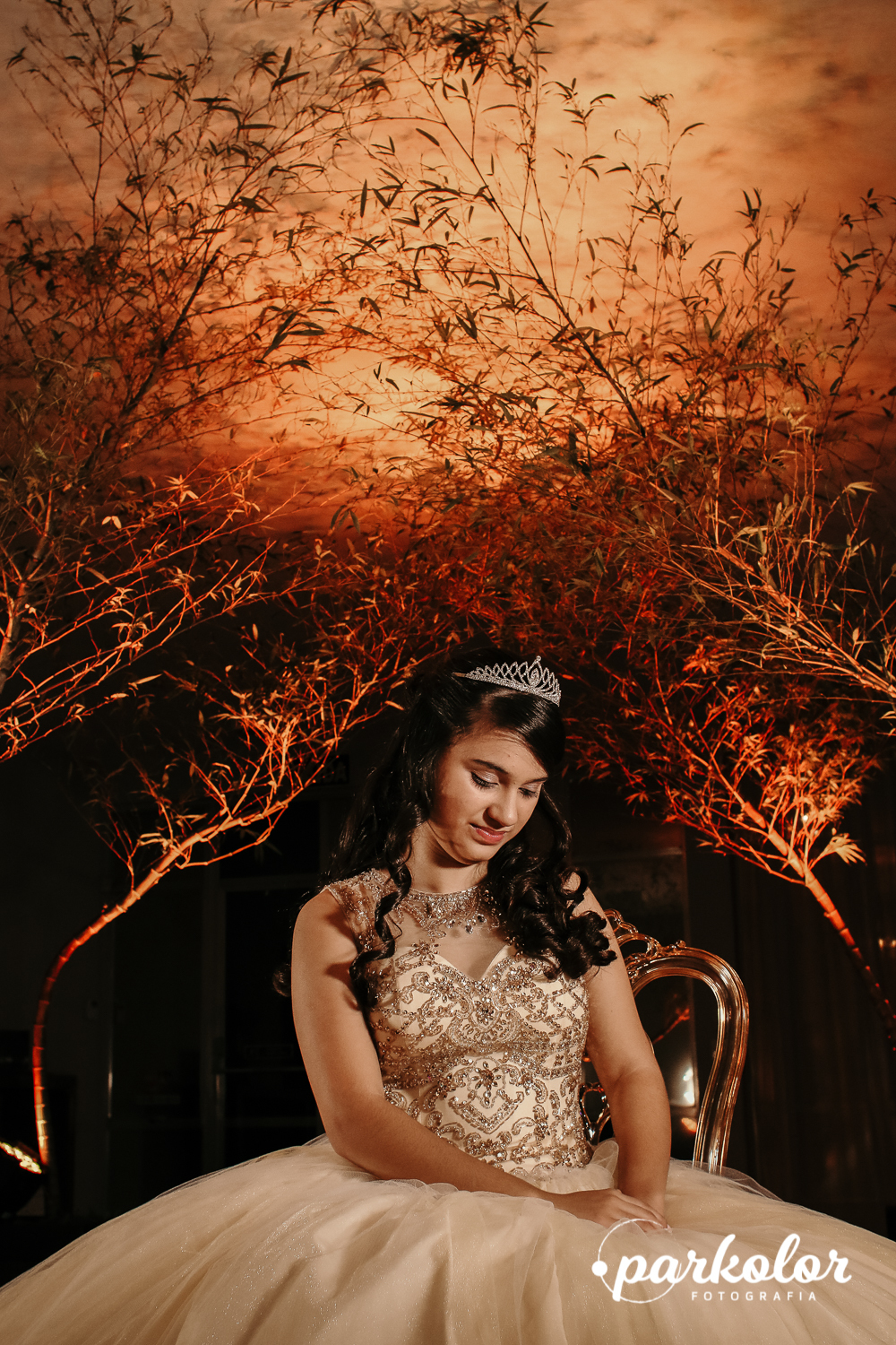 Foto de rosto debutante, com iluminação de 15 anos no espaço Rosa dos Ventos, vestido de renda, penteado de debutante