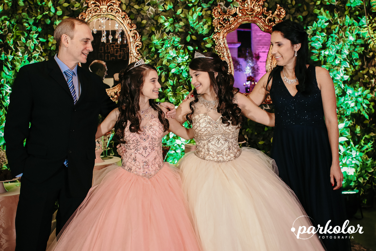 fotografia Parkolor da família de 15 anos na decoração do salão rosa dos ventos em cachoeirinha 