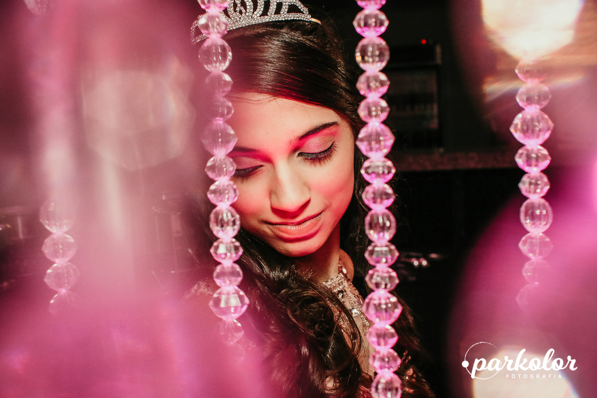 rosto da menina de 15 anos com coroa com brilho na decoração e a fotografia Parkolor
