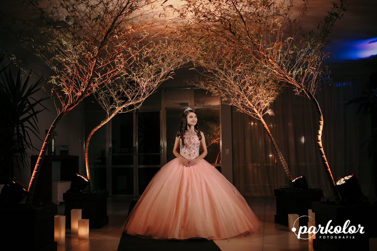 debutante de 15 anos com maquiagem atemporal, com fotografia criativa