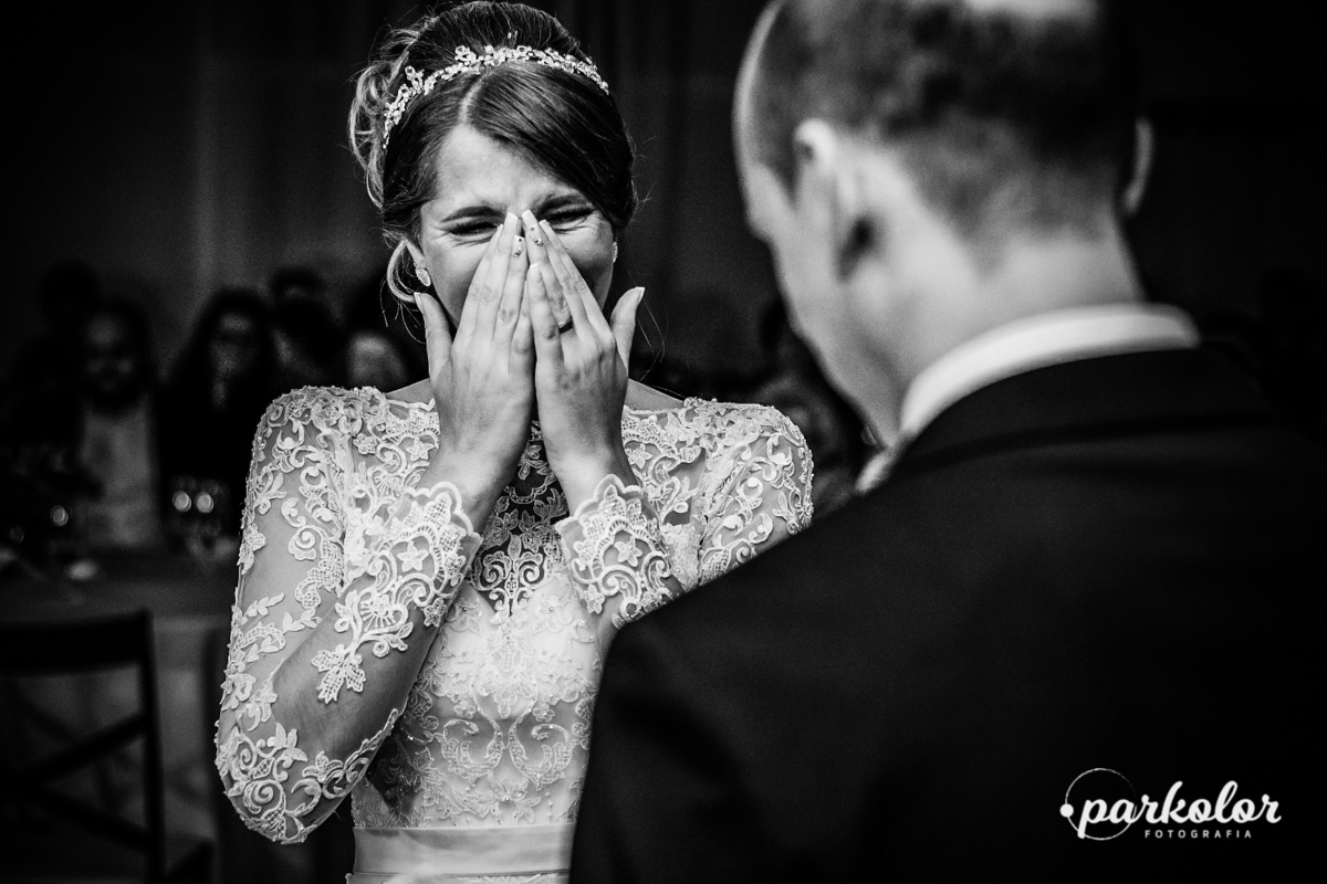 foto da noiva muito emocionada com a homenagem do marido durante a cerimonia do casamento, desde criança juntos, sorriso lindo e feliz, fotos de  lagrimas de alegria, fotografia Glorinha, foto profissional elegante do casamento, cerimonial Juliano raupp