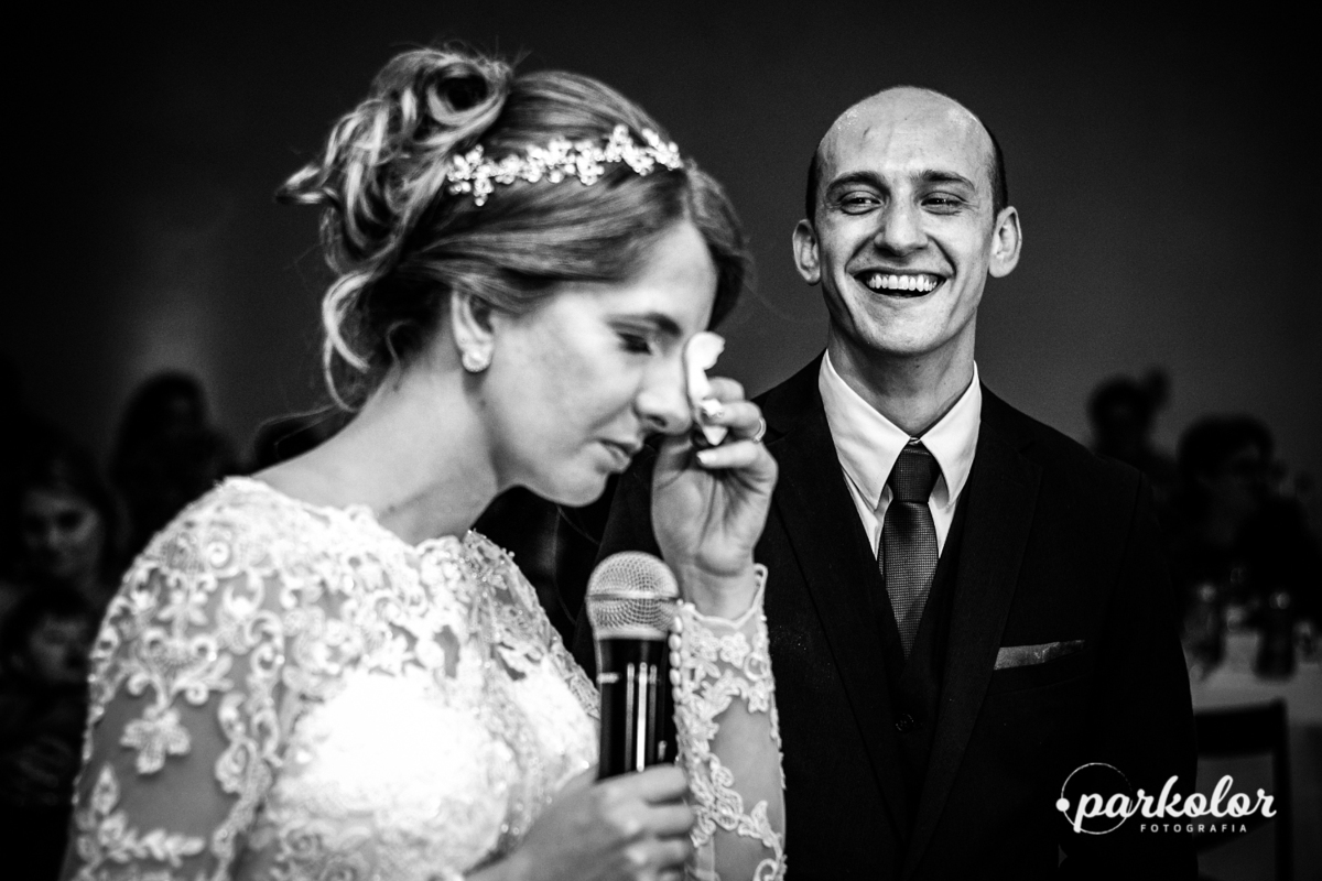 noiva fazendo votos para noivo, fotografia preto e branco conta historia do começo do namoro, lagrimas da noiva,  filmagem casamento, lenço para lagrimas de felicidades na foto  Parkolor 
Gravataí e RS, eloisa nunes fotografo de casamento