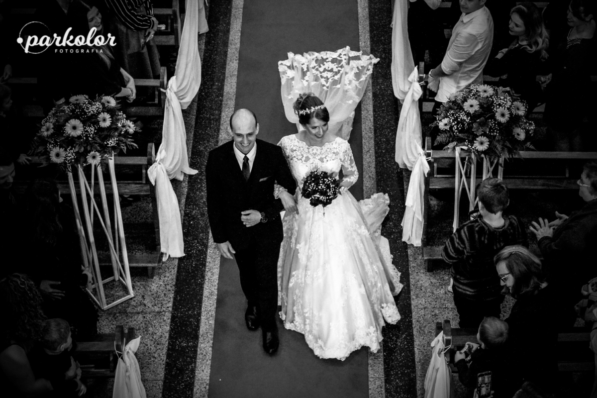 Parkolor fotografias
Gravataí , fotografia
noivos saindo da igreja com convidados do casamento, foto de cima dos recém casados, véu longo ao chão, filmagem dos fogos na igreja Nossa senhora dos anjos gravatai rs, igreja católica, flores do casamento, foto