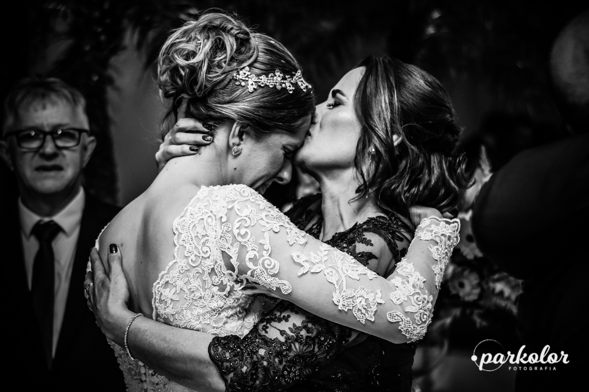 Parkolor fotografias Gravataí, 
foto mãe da noiva beijando sua  sua filha, filmagem de drone fotografia preto e branco de casamento momentos felizes,  fotografia casamento Glorinha, fotos debutante Santo Antônio