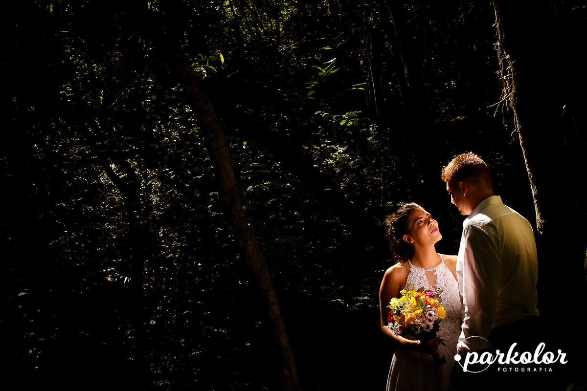 Fotografando casal no ensaio externo com noiva de vestido e buquê de flores naturais,  Parkolor Gravataí, Mundo Nativo