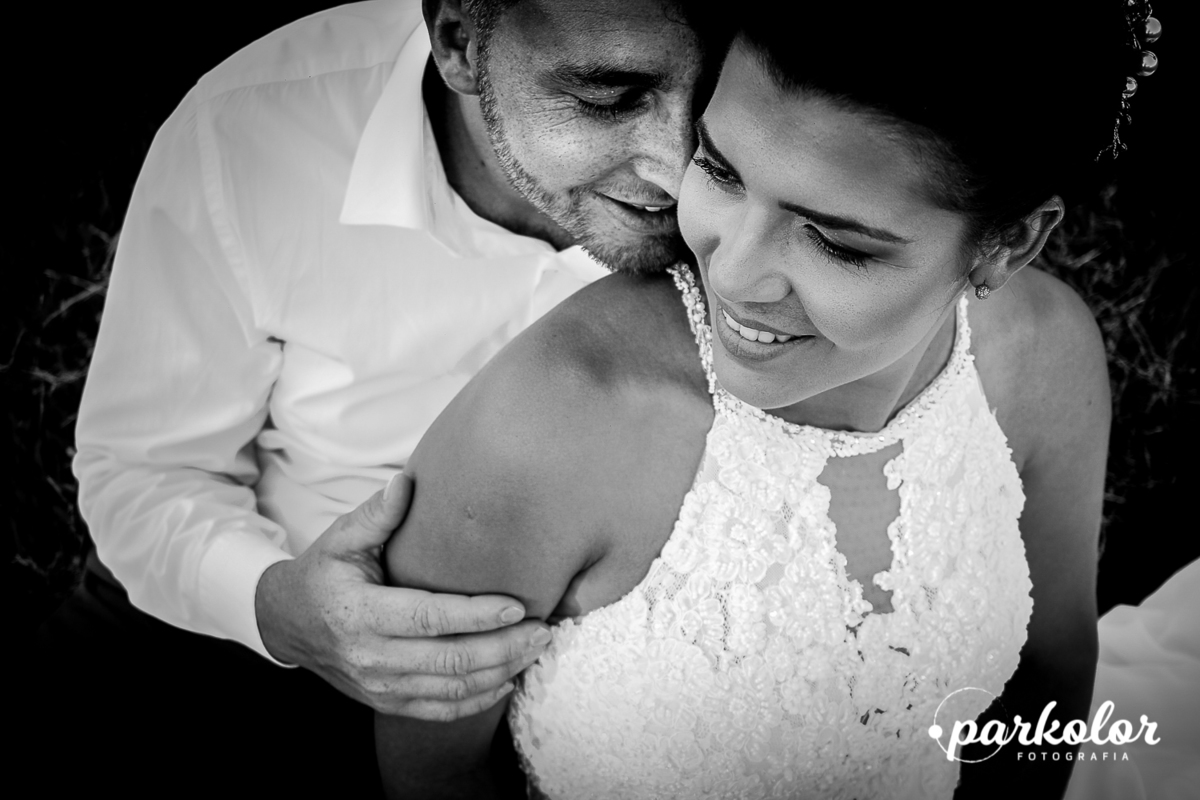  Parkolor Gravataí, Mundo Nativo, fotografia preto e branco de casal no seu ensaio externo e a noiva de vestido branco