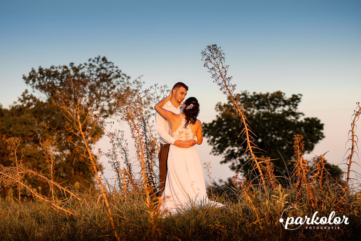 ensaio fotográfico externo no Mundo Nativo, com foto dos noivos pela Parkolor fotografias
