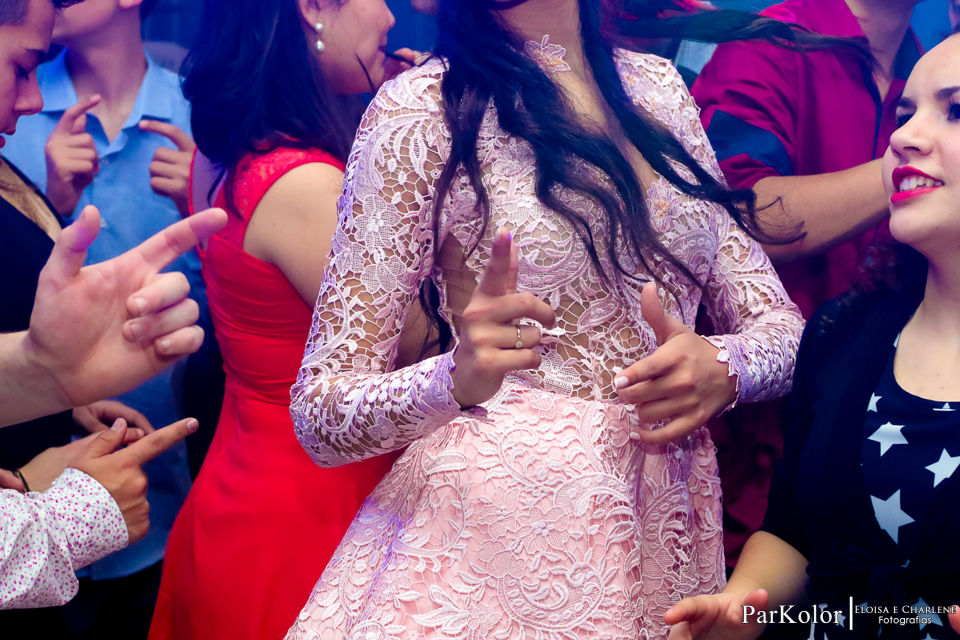 Parkolor fotografias
Gravataí, Glorinha, Santo Antônio
15 anos,festa de 15 anos, decoração,
vestidos dourado rodado, família, padrinhos, madrinha, homenagem, amigas ternos, vestidos, filmagem, drone, foto