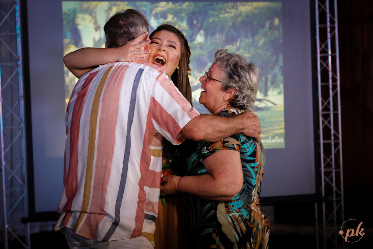15 Anos Ana Luíza, fotografia, paisagem ao fundo, vestido vermelho florido, filmagem da família, homenagem, lagrimas, emoção, valsa, sorriso, dança gaucha, abraço família, avós,tom quente, arvores, decoração, luau, cropped e saia, debutante.