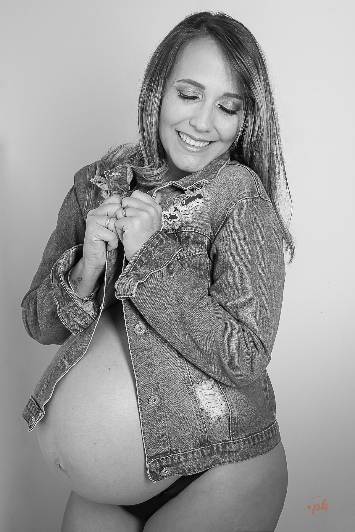 Ensaio de Gestante, Parkolor Fotografia, foto, filmagem, drone, Gravataí, estudio, make, família, gravida, abraço, look, sorriso, camisa social, irmão, pintura com tinta, abraço, fotos P&b, fotos preto e branco, lingerie, sapatinhos
