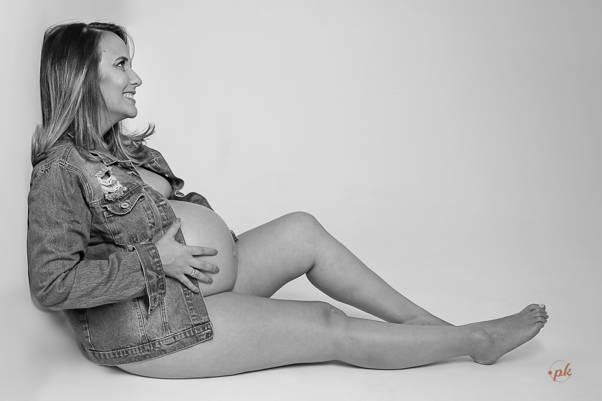 Ensaio de Gestante, Parkolor Fotografia, foto, filmagem, drone, Gravataí, estudio, make, família, gravida, abraço, look, sorriso, camisa social, irmão, pintura com tinta, abraço, fotos P&b, fotos preto e branco, lingerie, sapatinhos, sentada chão
