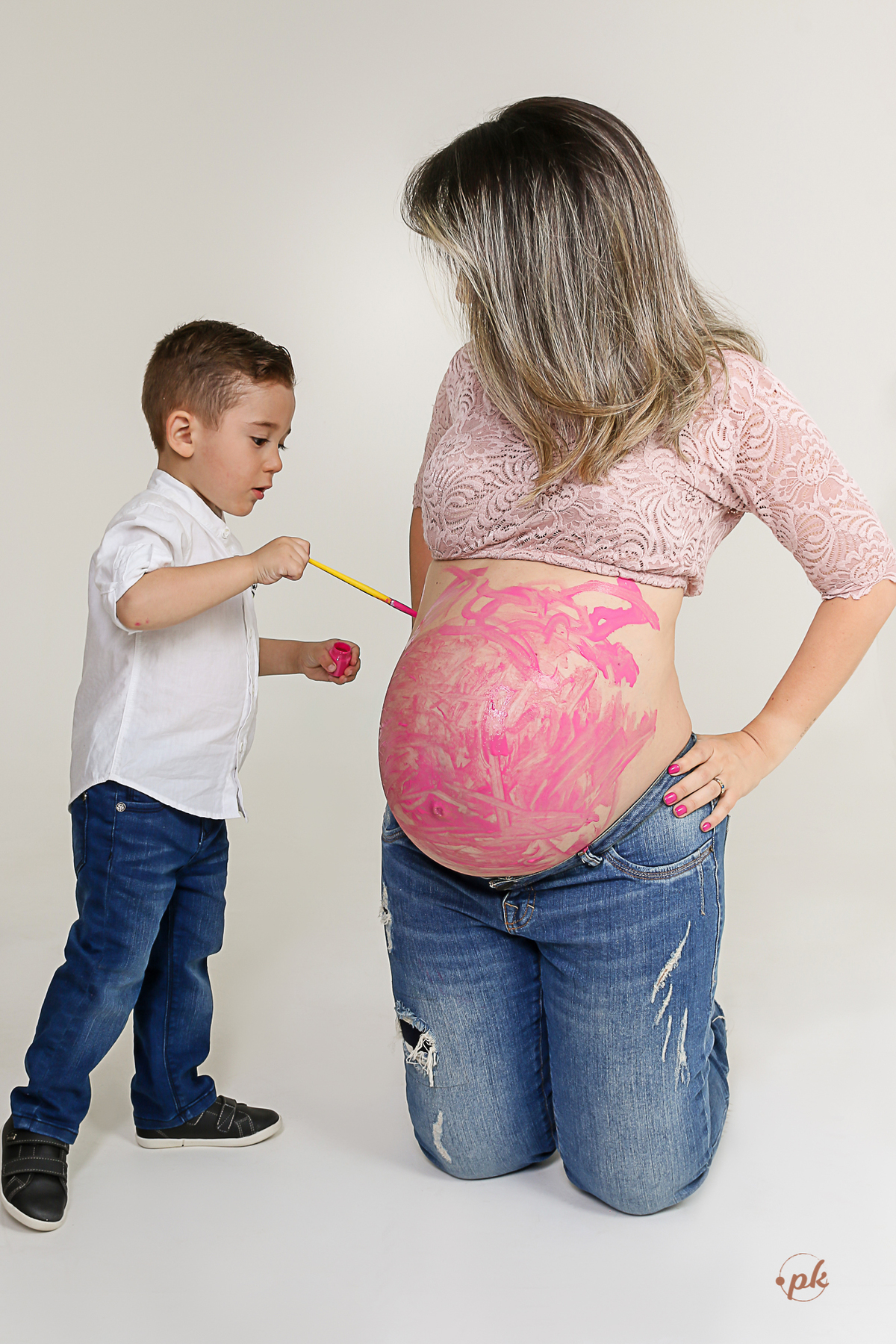 Ensaio de Gestante, Parkolor Fotografia, foto, filmagem, drone, Gravataí, estudio, make, família, gravida, abraço, look, sorriso, camisa social, irmão, pintura com tinta, abraço, fotos P&b, fotos preto e branco, lingerie, sapatinhos, pintando barriga