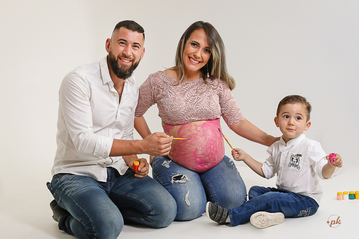 Ensaio de Gestante, Parkolor Fotografia, foto, filmagem, drone, Gravataí, estudio, make, família, gravida, abraço, look, sorriso, camisa social, irmão, pintura com tinta, abraço, fotos P&b, fotos preto e branco, lingerie, sapatinhos, pintando barriga