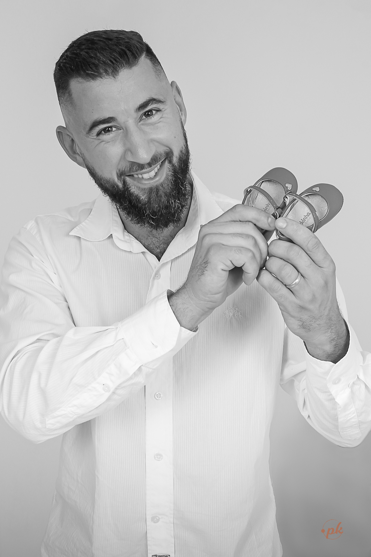 Ensaio de Gestante, Parkolor Fotografia, foto, filmagem, drone, Gravataí, estudio, make, família, gravida, abraço, look, sorriso, camisa social, irmão, pintura com tinta, abraço, fotos P&b, fotos preto e branco, lingerie, sapatinhos,pai pose