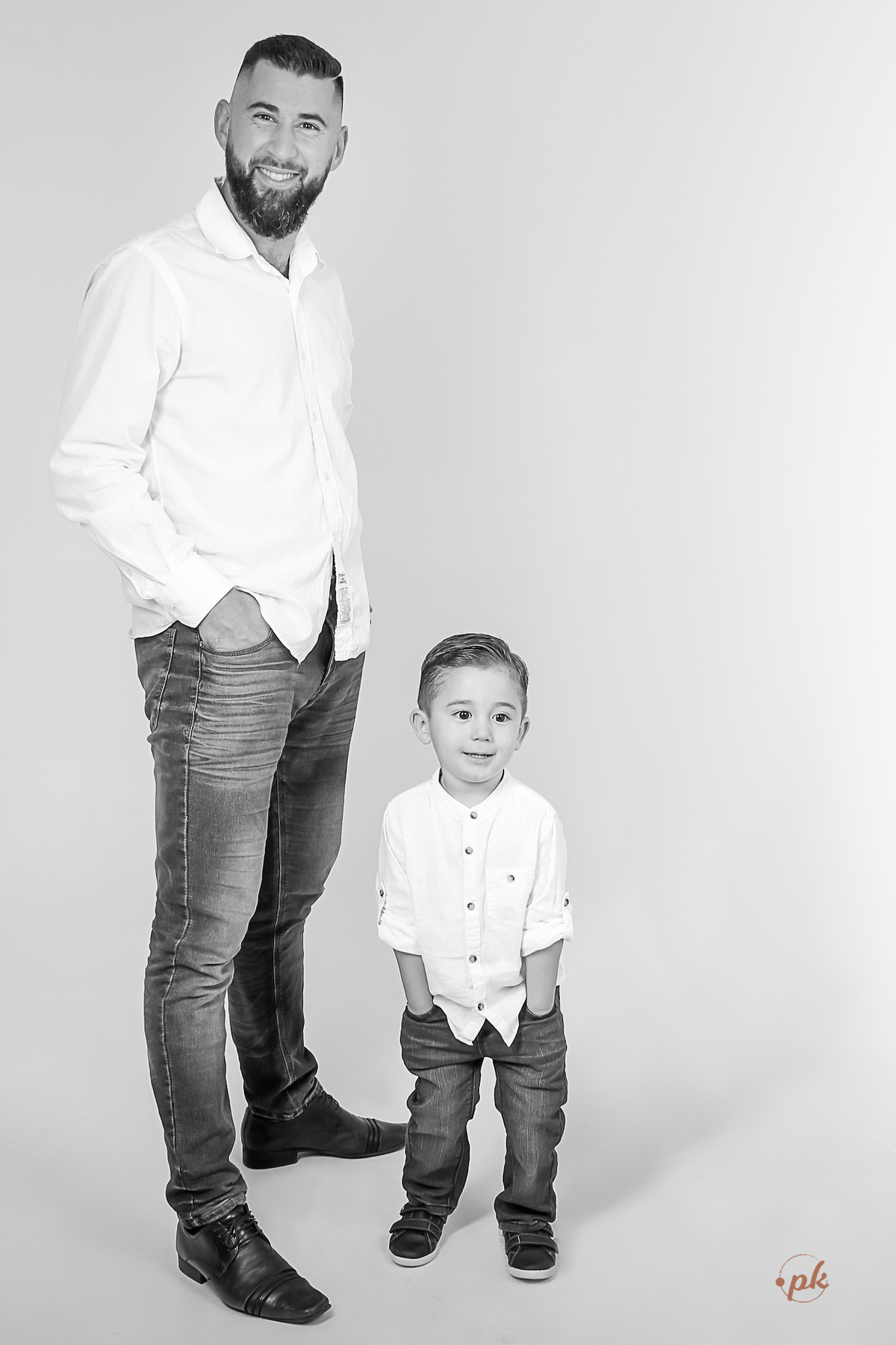 Ensaio de Gestante, Parkolor Fotografia, foto, filmagem, drone, Gravataí, estudio, make, família, gravida, abraço, look, sorriso, camisa social, irmão, pintura com tinta, abraço, fotos P&b, fotos preto e branco, lingerie, sapatinhos, pai e filho