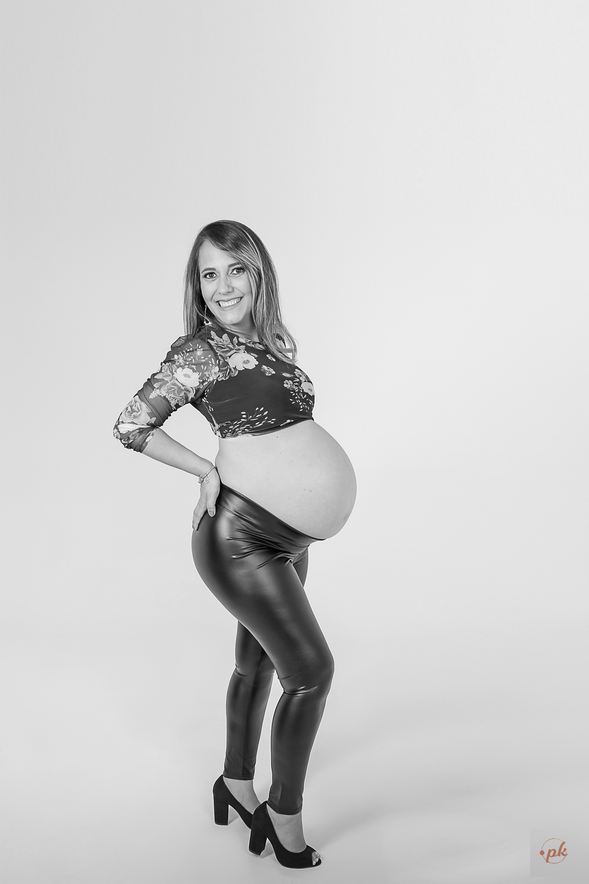 Ensaio de Gestante, Parkolor Fotografia, foto, filmagem, drone, Gravataí, estudio, make, família, gravida, abraço, look, sorriso, camisa social, irmão, pintura com tinta, abraço, fotos P&b, fotos preto e branco, lingerie, sapatinhos, pose