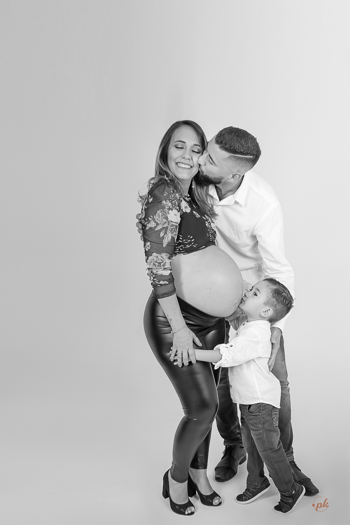 Ensaio de Gestante, Parkolor Fotografia, foto, filmagem, drone, Gravataí, estudio, make, família, gravida, abraço, look, sorriso, camisa social, irmão, pintura com tinta, abraço, fotos P&b, fotos preto e branco, lingerie, sapatinhos, pose beijo barriga