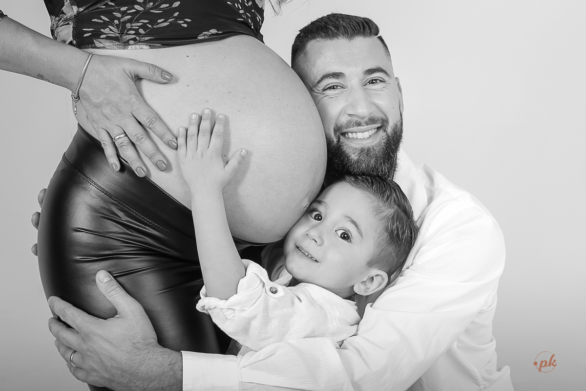 Ensaio de Gestante, Parkolor Fotografia, foto, filmagem, drone, Gravataí, estudio, make, família, gravida, abraço, look, sorriso, camisa social, irmão, pintura com tinta, abraço, fotos P&b, fotos preto e branco, lingerie, sapatinhos, pose abraço barriga