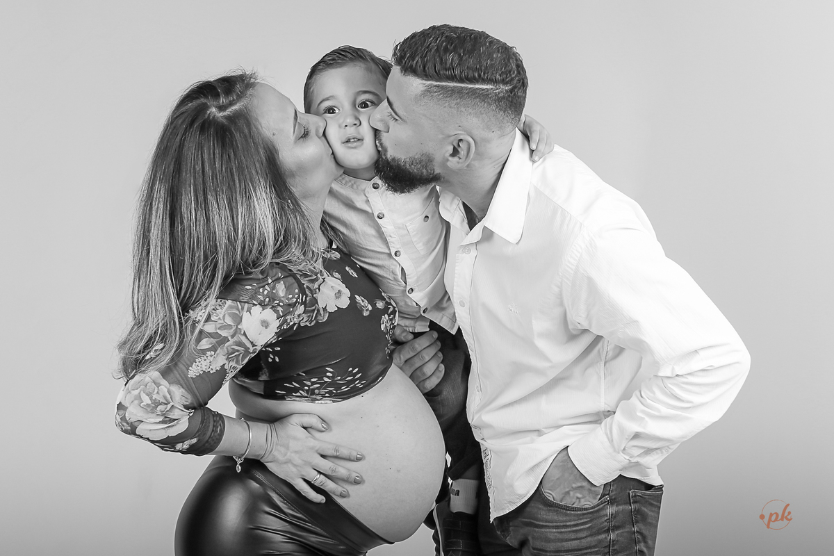 Ensaio de Gestante, Parkolor Fotografia, foto, filmagem, drone, Gravataí, estudio, make, família, gravida, abraço, look, sorriso, camisa social, irmão, pintura com tinta, abraço, fotos P&b, fotos preto e branco, lingerie, sapatinhos, pose abraço barriga