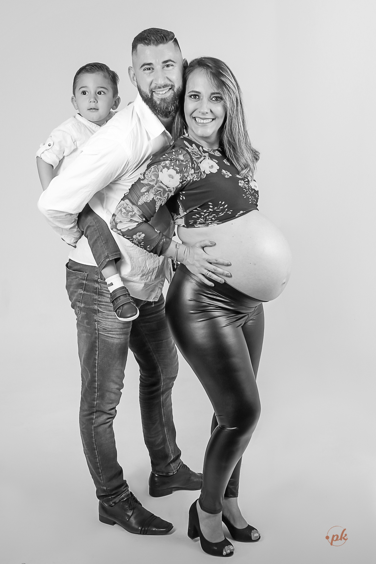Ensaio de Gestante, Parkolor Fotografia, foto, filmagem, drone, Gravataí, estudio, make, família, gravida, abraço, look, sorriso, camisa social, irmão, pintura com tinta, abraço, fotos P&b, fotos preto e branco, lingerie, sapatinhos, pose abraço barriga