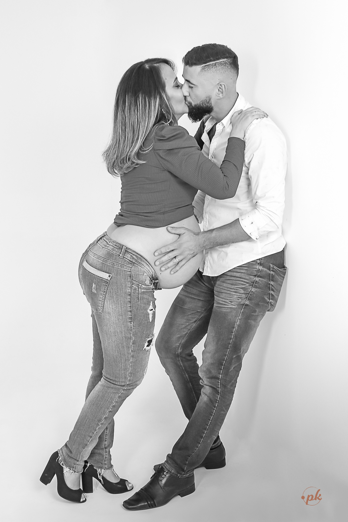 Ensaio de Gestante, Parkolor Fotografia, foto, filmagem, drone, Gravataí, estudio, make, família, gravida, abraço, look, sorriso, camisa social, irmão, pintura com tinta, abraço, fotos P&b, fotos preto e branco, lingerie, sapatinhos, pose barriga