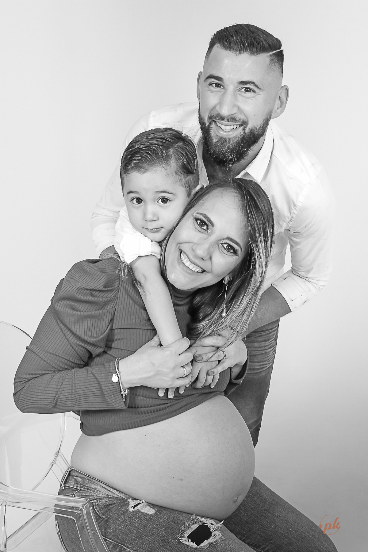 Ensaio de Gestante, Parkolor Fotografia, foto, filmagem, drone, Gravataí, estudio, make, família, gravida, abraço, look, sorriso, camisa social, irmão, pintura com tinta, abraço, fotos P&b, fotos preto e branco, lingerie, sapatinhos, pose barriga