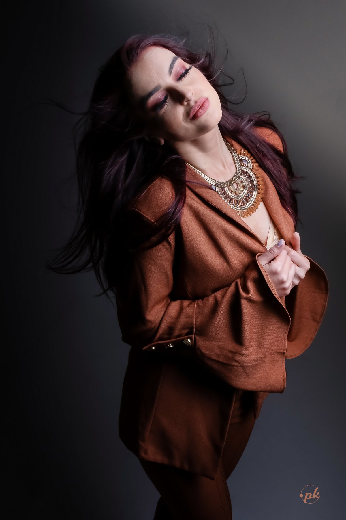 Ensaio Feminino, Parkolor Fotografia, foto, filmagem, drone, Gravataí, estúdio, make, sexy, carão, look, sorriso, fotos P&b, fotos preto e branco, lingerie, modelo de loja, roupa preta, bota cano alto, vestido suede marrom, bolsa, assessório, 