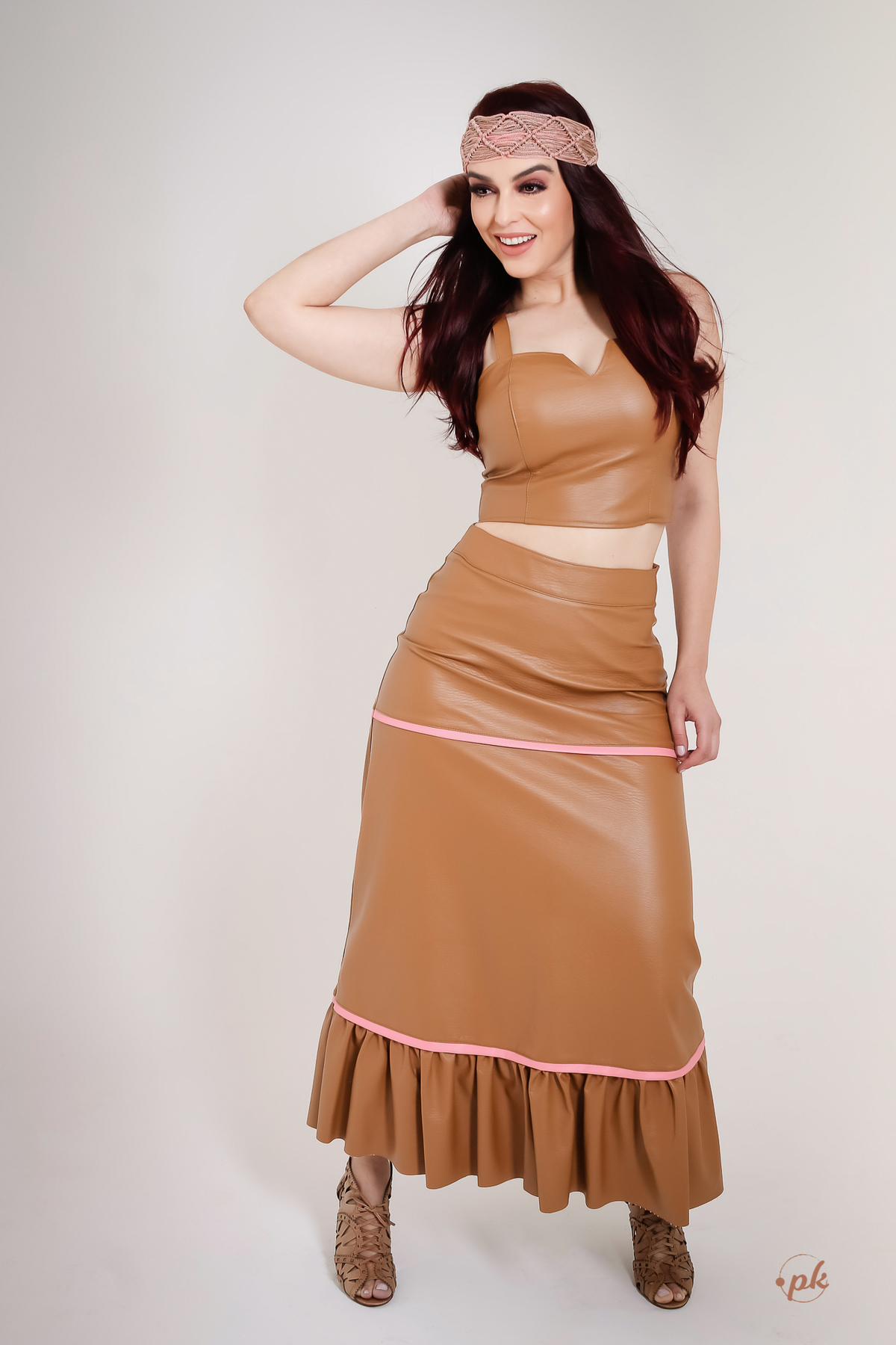 Ensaio Feminino, Parkolor Fotografia, foto, filmagem, drone, Gravataí, estúdio, make, sexy, carão, look, sorriso, fotos P&b, fotos preto e branco, lingerie, modelo de loja, roupa preta, bota cano alto, vestido suede marrom, bolsa, assessório, 